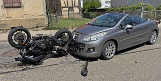 Das Motorrad blieb nach dem Aufprall im Auto stecken.